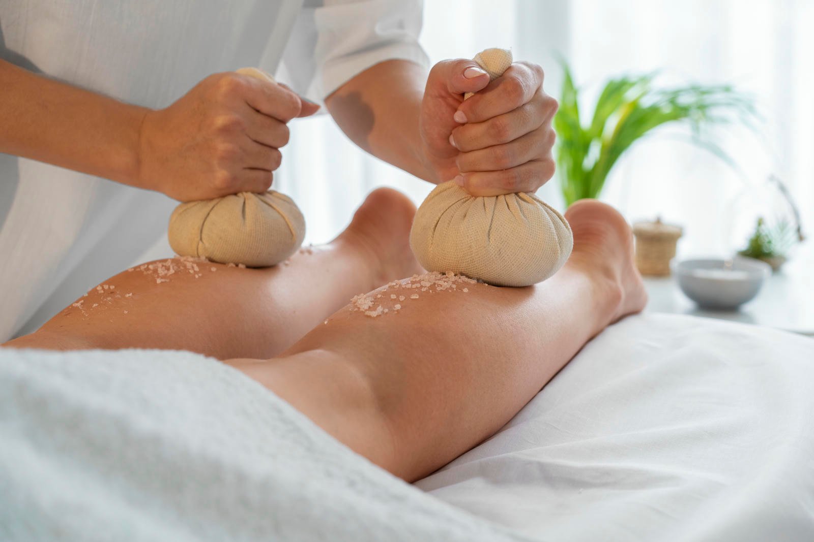 Navarakkizhi rice bolus treatment