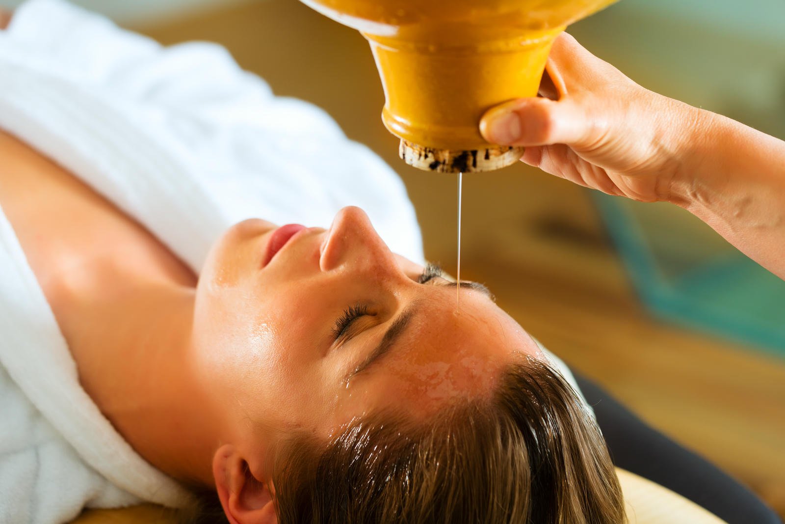 Sirodhara forehead oil treatment